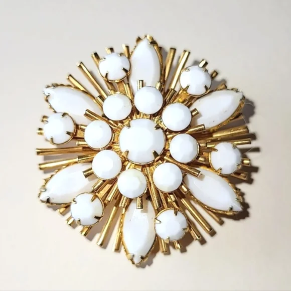 MILK GLASS ATOMIC SUNBURST PIN BROOCH - FACETED STONES - Picture 2 of 6